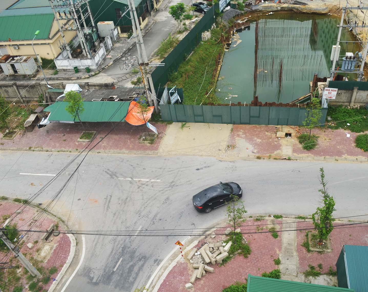 Đường Hồ Tông Thốc hiện vẫn đang bị bít lại bởi việc thi công dự án Bệnh viện HNĐK Nghệ An giai đoạn 2 (ảnh chụp sáng ngày 8/5/2019). Ảnh: Nhật Lân