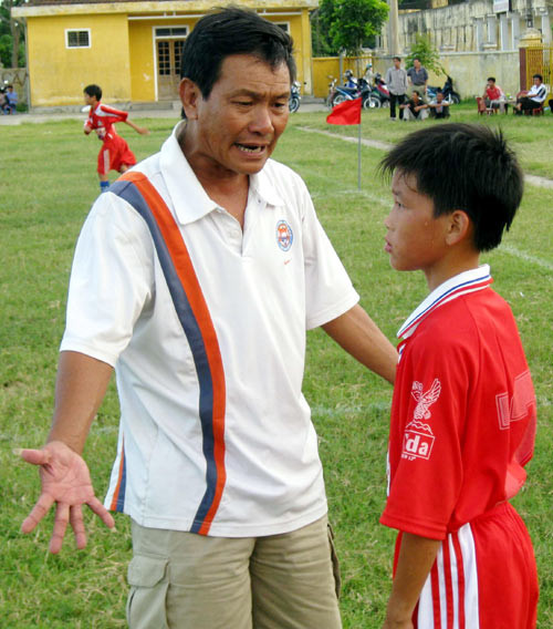 HLV Trương Quang Vinh là người dẫn dắt Công Phượng trong 3 lần dự Giải bóng đá TN-NĐ Cúp Báo Nghệ An. Ảnh: Hoàng Hảo