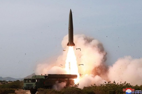 Một hệ thống phòng thủ tên lửa được bắn về phía biển Nhật Bảntrong cuộc thử nghiệm hệ thống vũ khí của Triều Tiên hôm 4/5. Ảnh: KCNA.