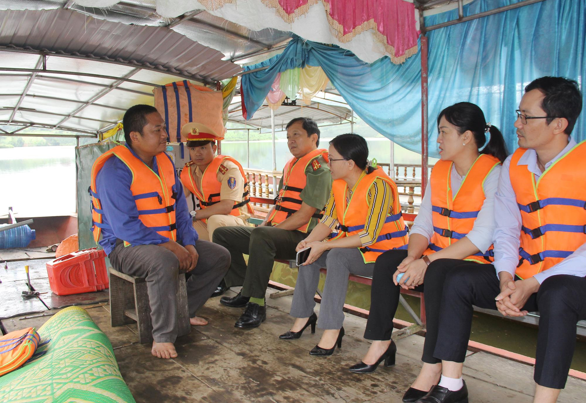 Đoàn giám sát của Ban Pháp chế HĐND tỉnh khảo sát việc chấp hành các quy định về an toàn đường thủy tại Đảo chè Thanh Chương. Ảnh Minh Chi.