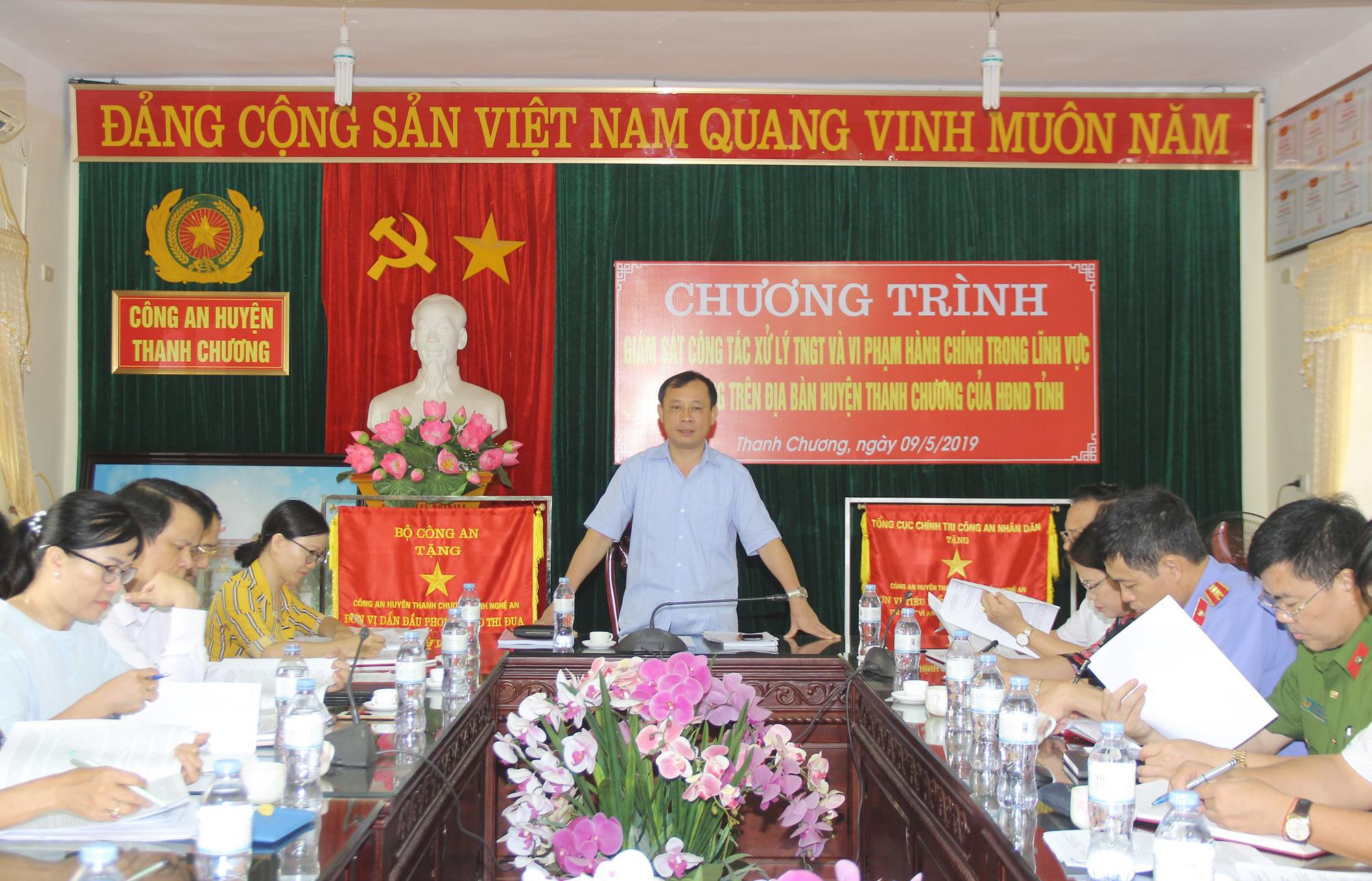 Đồng chí Phan Đức Đồng - Ủy viên Ban Thường vụ Tỉnh ủy, Bí thư Thành ủy Vinh, Trưởng ban Pháp chế HĐND tỉnh chủ trì cuộc làm việc. Ảnh Mai Hoa