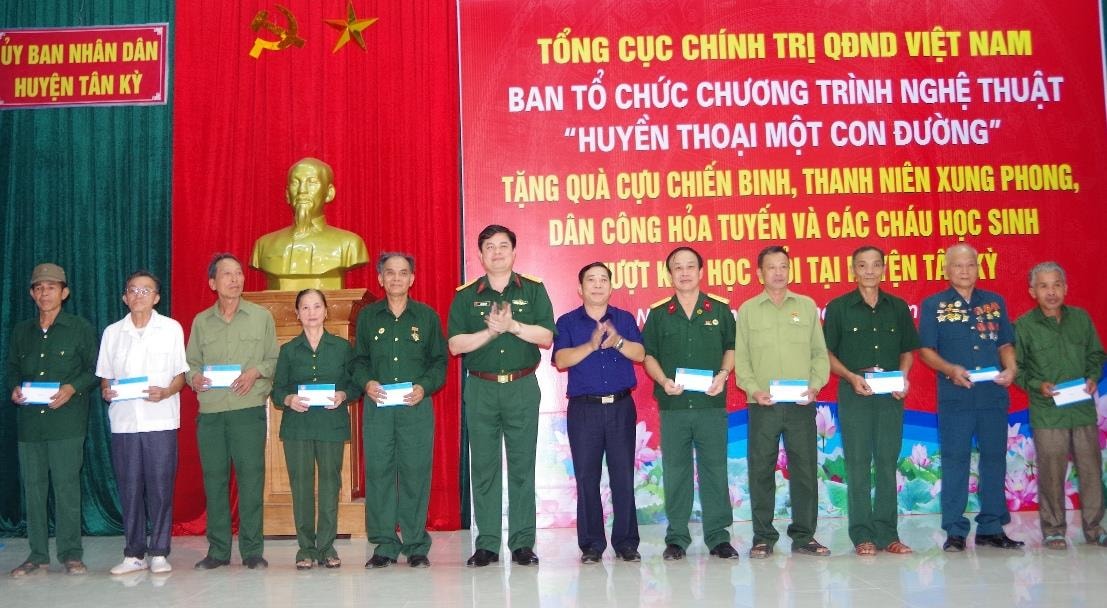 Thượng tá Thái Đức Hạnh - Chính ủy Bộ CHQS tỉnh và lãnh đạo huyện Tân Kỳ tặng quà cho Cựu chiến binh Bộ đội Trường Sơn, cựu Thanh niên xung phong. Ảnh: Trọng Kiên