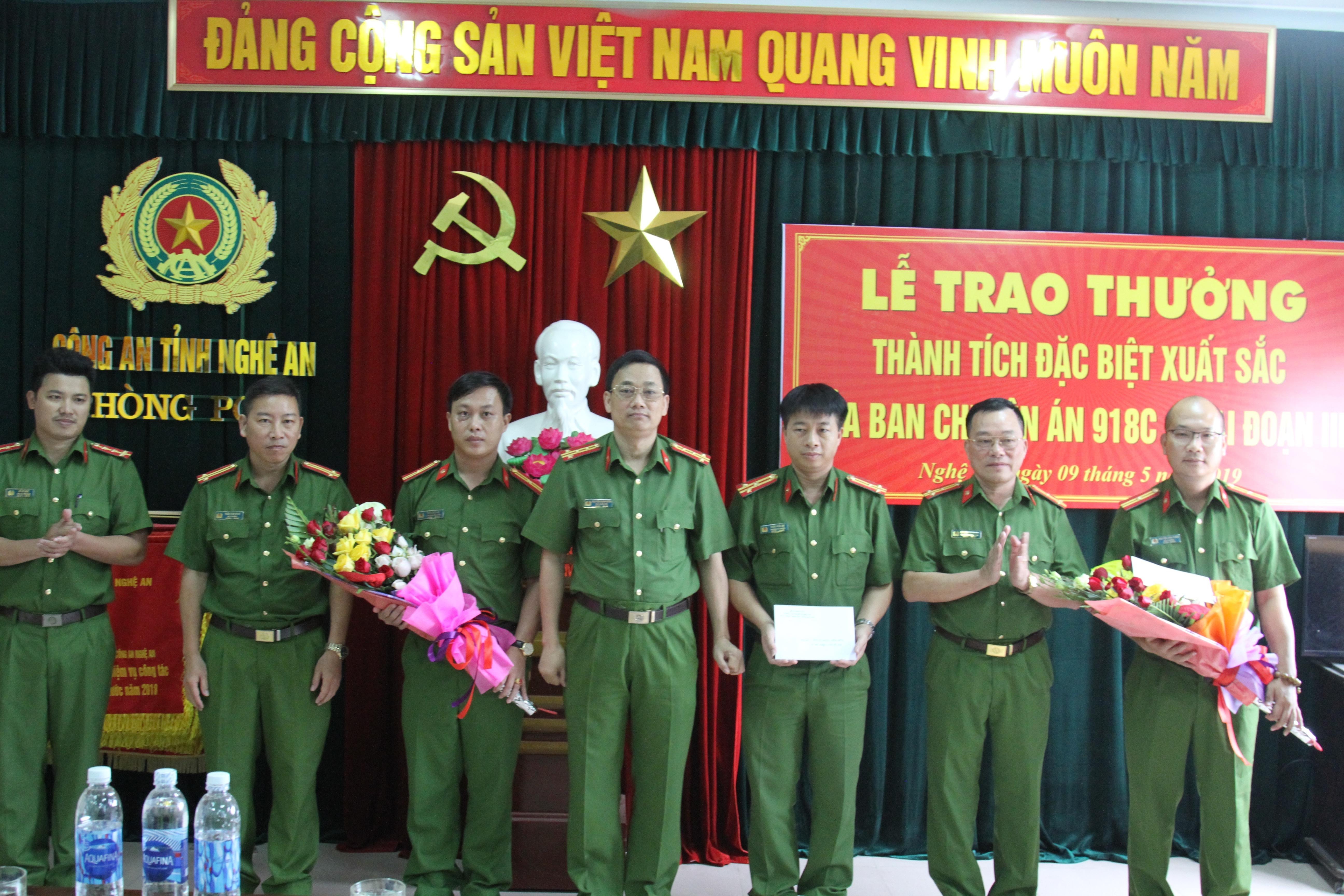 Lãnh đạo Công an tỉnh trao thưởng 10 triệu đồng cho Ban chuyên án. Ảnh: Vũ Tuấn