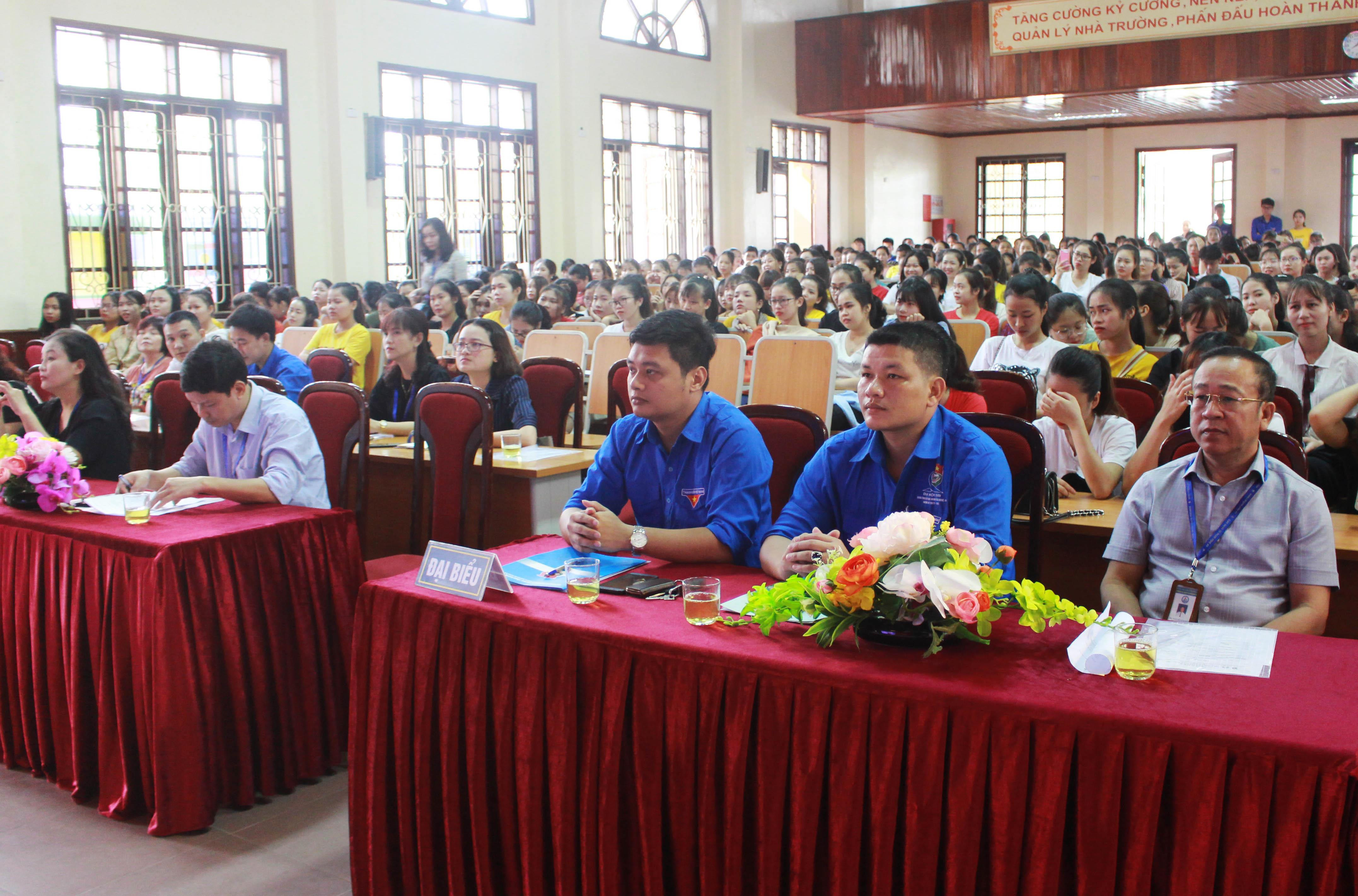 Các đại biểu và gần 500 sinh viên trường Cao đẳng Sư phạm Nghệ An tham dự Diễn đàn 