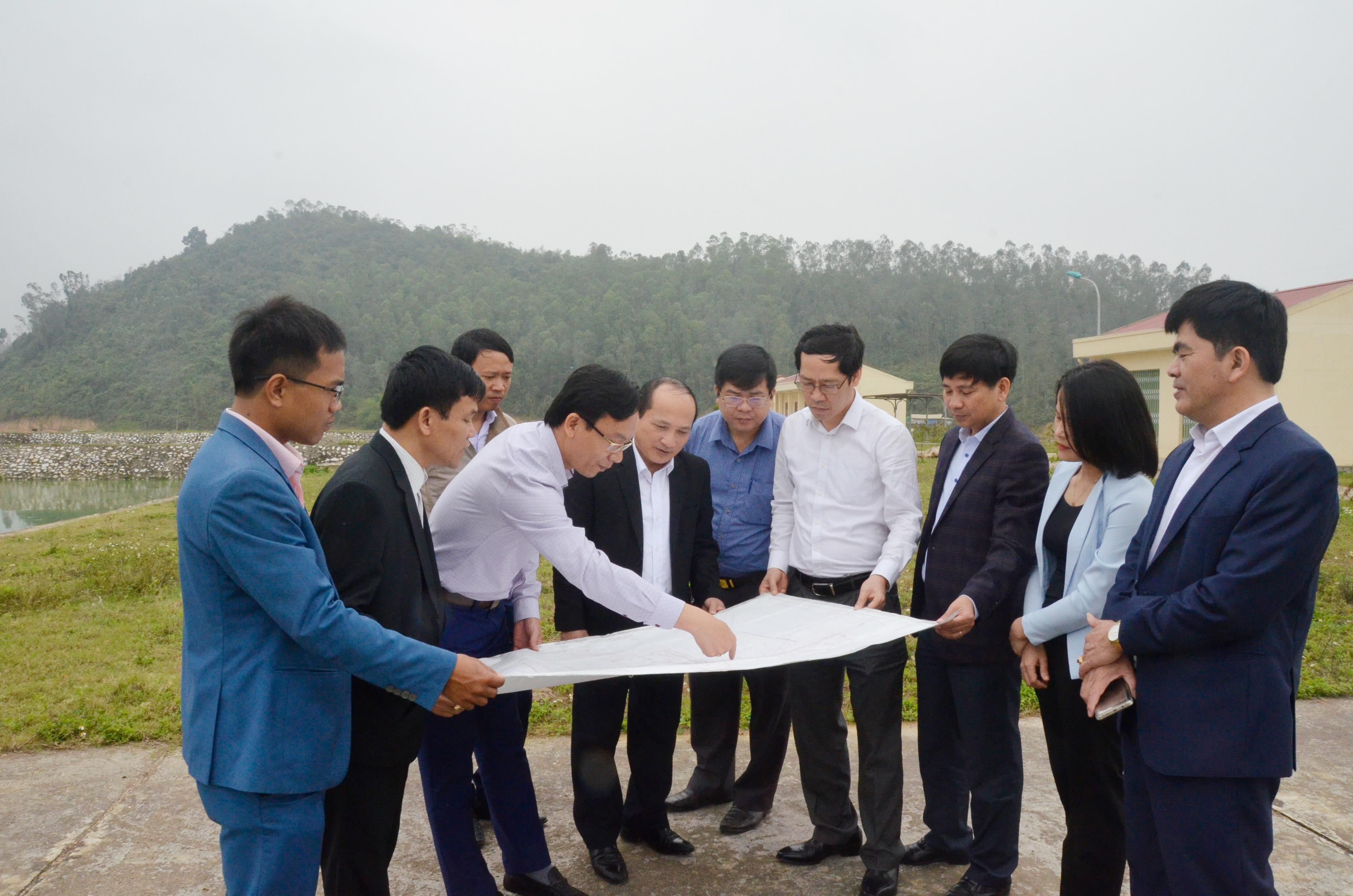 Đoàn ĐBQH tỉnh giám sát dự án đầu tư công tại thị xã Thái Hòa. Ảnh: Thanh Lê