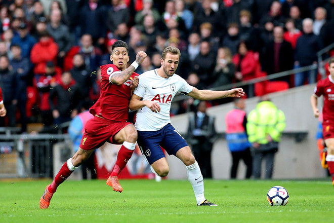 CUP CHÂU ÂU  Chung kết Champions League toàn Anh đầu tiên sau 11 năm Viết Tuệ06:02 09/05/2019  Tại Champions League 2018/19, nhà vô địch chắc chắn là đại diện của bóng đá Anh khi Liverpool và Tottenham xuất sắc góp mặt ở trận chung kết. Trong 24 tiếng, làng túc cầu thế giới chứng kiến 2 cơn “địa chấn” tại Champions League của người Anh. Liverpool bị Barcelona dẫn 3 bàn, sau đó xuất sắc thắng 4-0 khi về Anfield. Rạng sáng nay (giờ Hà Nội), Tottenham ghi 3 bàn ở hiệp 2 để hạ gục Ajax.  Sau 11 năm, trận chung kết Champions League toàn Anh được tái hiện. Trước đó, Man United - Chelsea đối đầu ở Moscow năm 2008 và “Quỷ đỏ” vô địch nhờ loạt luân lưu cân não. Kể từ chức vô địch thần kỳ của Chelsea năm 2012, Ngoại hạng Anh sẽ trở lại đỉnh cao Champions League.  Chung ket Champions League toan Anh dau tien sau 11 nam hinh anh 1  Tottenham xuất sắc lội ngược dòng vào chung kết. Ở chiến dịch vòng bảng Champions League 2018/19, các đại diện của bóng đá Anh chơi không ấn tượng, trừ Man City. Tottenham cần hiệu số phụ để vượt Inter Milan ở bảng B, tương tự là Liverpool. Man United thì xếp sau Juventus tại bảng H.  Tại vòng 16 đội, Tottenham, Liverpool và Man City đều dễ dàng đi tiếp. MU gần như bị loại, song sự kiên cường và yếu tố may mắn giúp “Quỷ đỏ” lội ngược dòng thần kỳ trước PSG. Sau 10 năm, Ngoại hạng Anh mới áp đảo vòng tứ kết Champions League với 4 đại diện.  Chung ket Champions League toan Anh dau tien sau 11 nam hinh anh 2  Sau 11 năm, chung kết Champions League là của người Anh