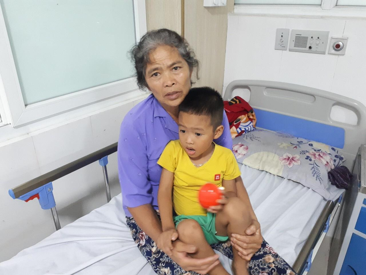 Sức khỏe em Nguyễn Đức Minh hiện đã ổn định nhưng chưa hết hoảng sợ