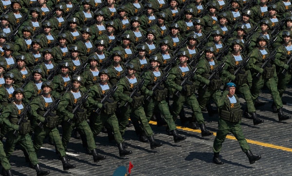 Một số đơn vị đổ bộ đường không đi qua lễ đài trong trang phục chiến đấu Ratnik và súng trường AK-12. Đây là một trong những lực lượng tinh nhuệ nhất của Nga, được trang bị nhiều khí tài hiện đại.