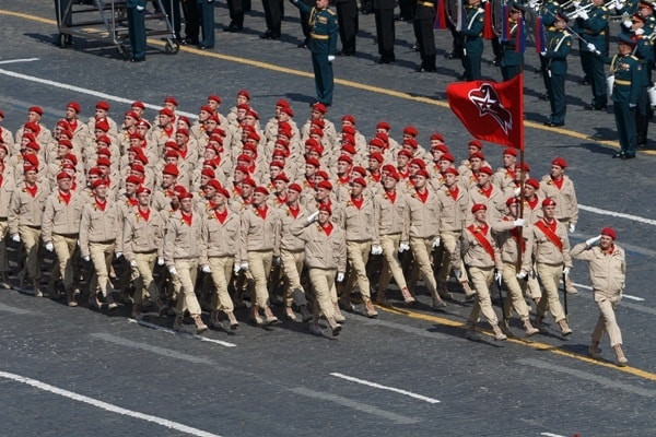 Đây là lần thứ ba đội hình Yunarmy góp mặt trong lễ Duyệt binh Chiến thắng. Yunarmy là phong trào xuất hiện từ thời Liên Xô, mới được Tổng thống Putin ra quyết định khôi phục vào năm 2015. Bộ trưởng Shoigu khi đó tuyên bố Yunarmy không phải một lực lượng vũ trang chính quy.