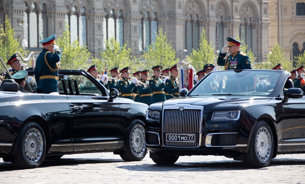 Bộ trưởng Shoigu (phải) tiếp nhận báo cáo từ tướng Salyukov. Ảnh: BQP Nga.