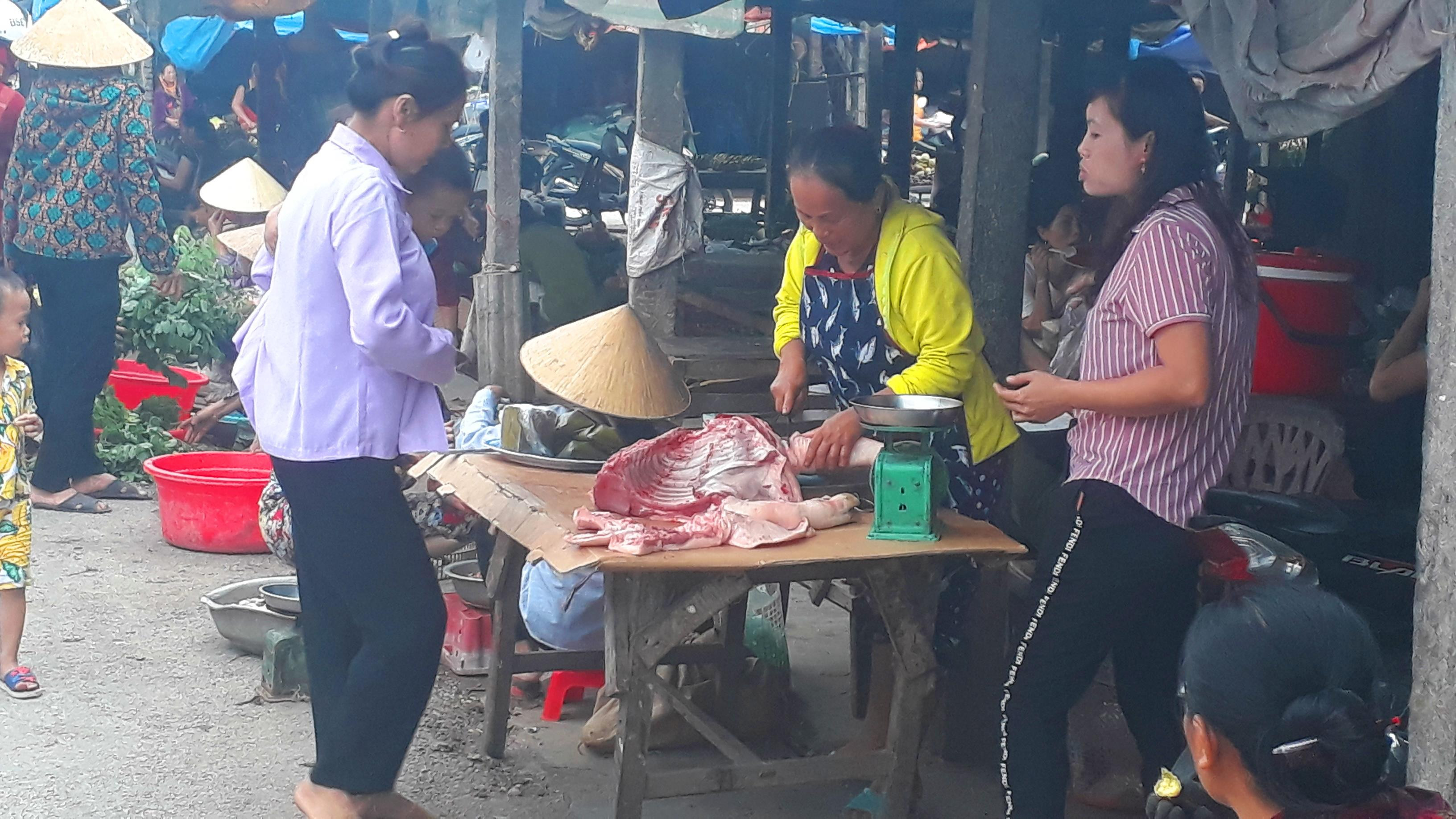 Mặc dù trên địa bàn đang có dịch tả lợn châu Phi, nhưng tại một số chợ ở Diễn Trường (Diễn Châu) vẫn bày bán thịt lợn. Ảnh chụp: chiều ngày 9/5.