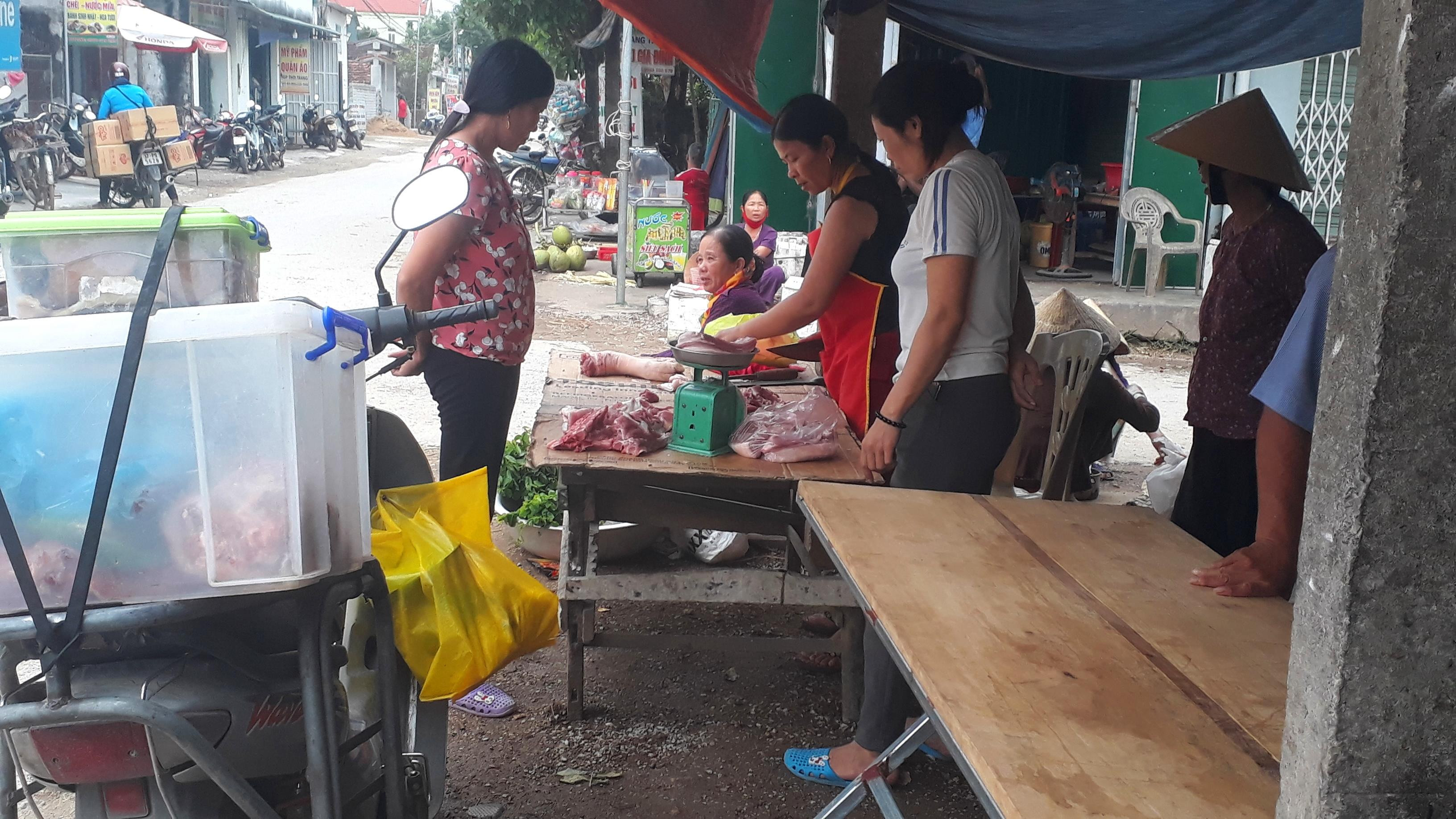  Các điểm bán thịt lợn tập trung ở chợ ngã tư thuộc địa bàn xóm 9 và 15. Ảnh: chụp chiều ngày 9/5.  Ảnh: Việt Hùng