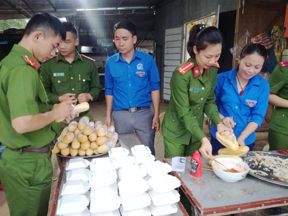 Các đồng chí ĐVTN hai cơ sở Đoàn chuẩn bị bữa sáng miễn phí cho học sinh nghèo xã Nghĩa Dũng