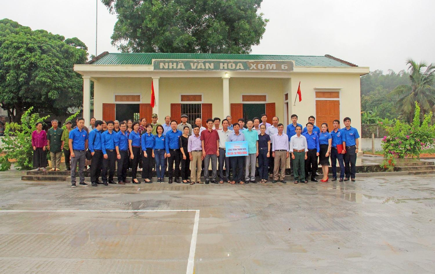 Bàn giao công trình thanh niên của đoàn Khối các cơ quan - doanh nghiệp tại xóm 6 (Quang Sơn, Đô Lương). Ảnh Thanh Quỳnh