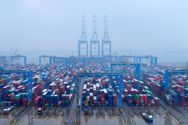 Container và xe tải  tại một nhà ga container tự động ở cảng Thanh Đảo, tỉnh Sơn Đông, Trung Quốc, ngày 10/12/2018. Ảnh: Reuters.