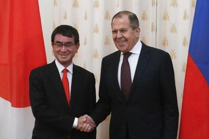 Ngoại trưởng Nhật Bản Taro Kono (trái) và người đồng cấp Nga Sergei Lavrov. Ảnh: Reuters