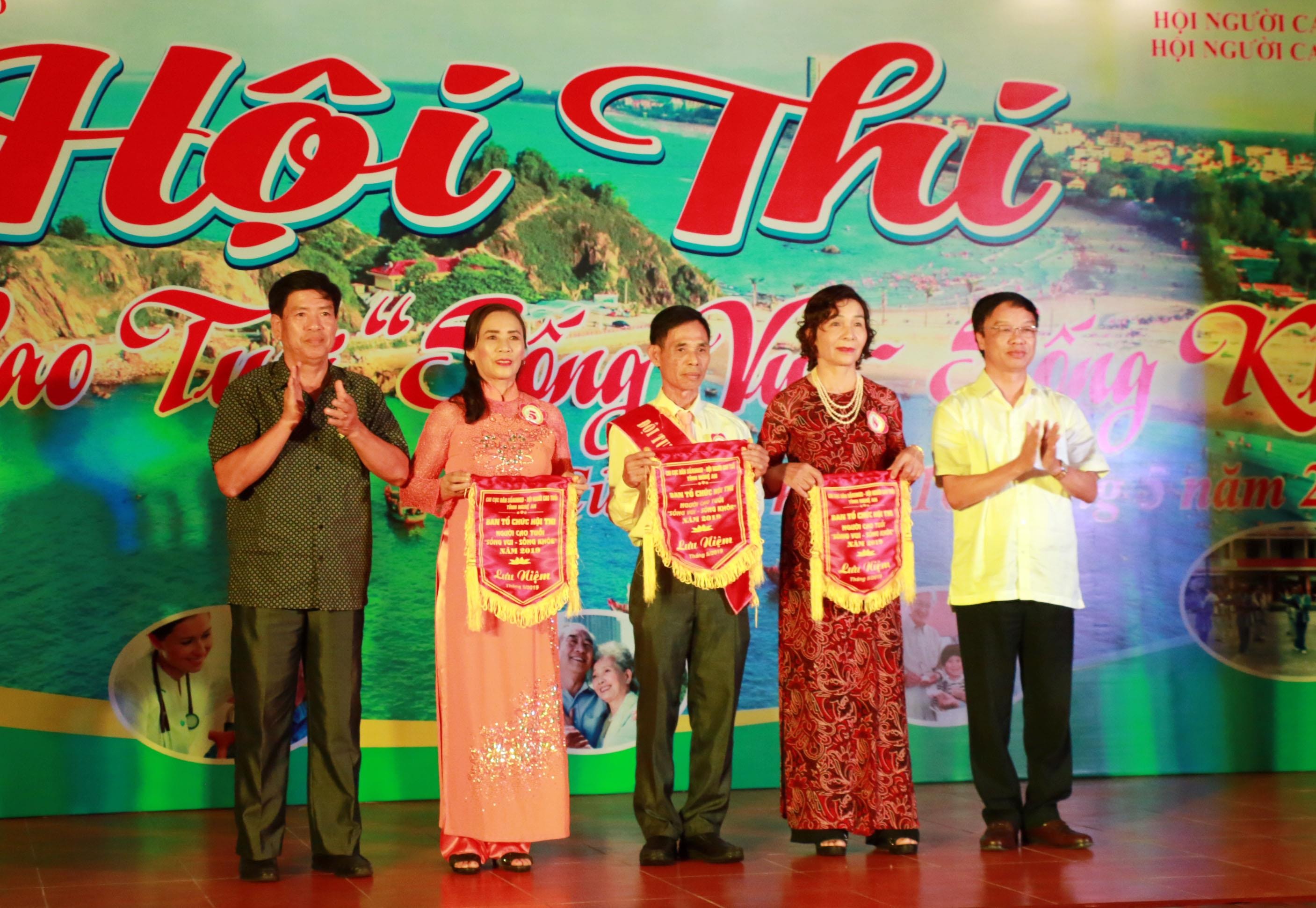 Đồng chí Nguyễn Bá Tân - Chi cục trưởng Chi cục Dân số - KHHGĐ và Cao Đăng Vĩnh - Chủ tịch Hội người cao tuổi trao giải cho các đội tuyển. Ảnh: Mỹ Hà