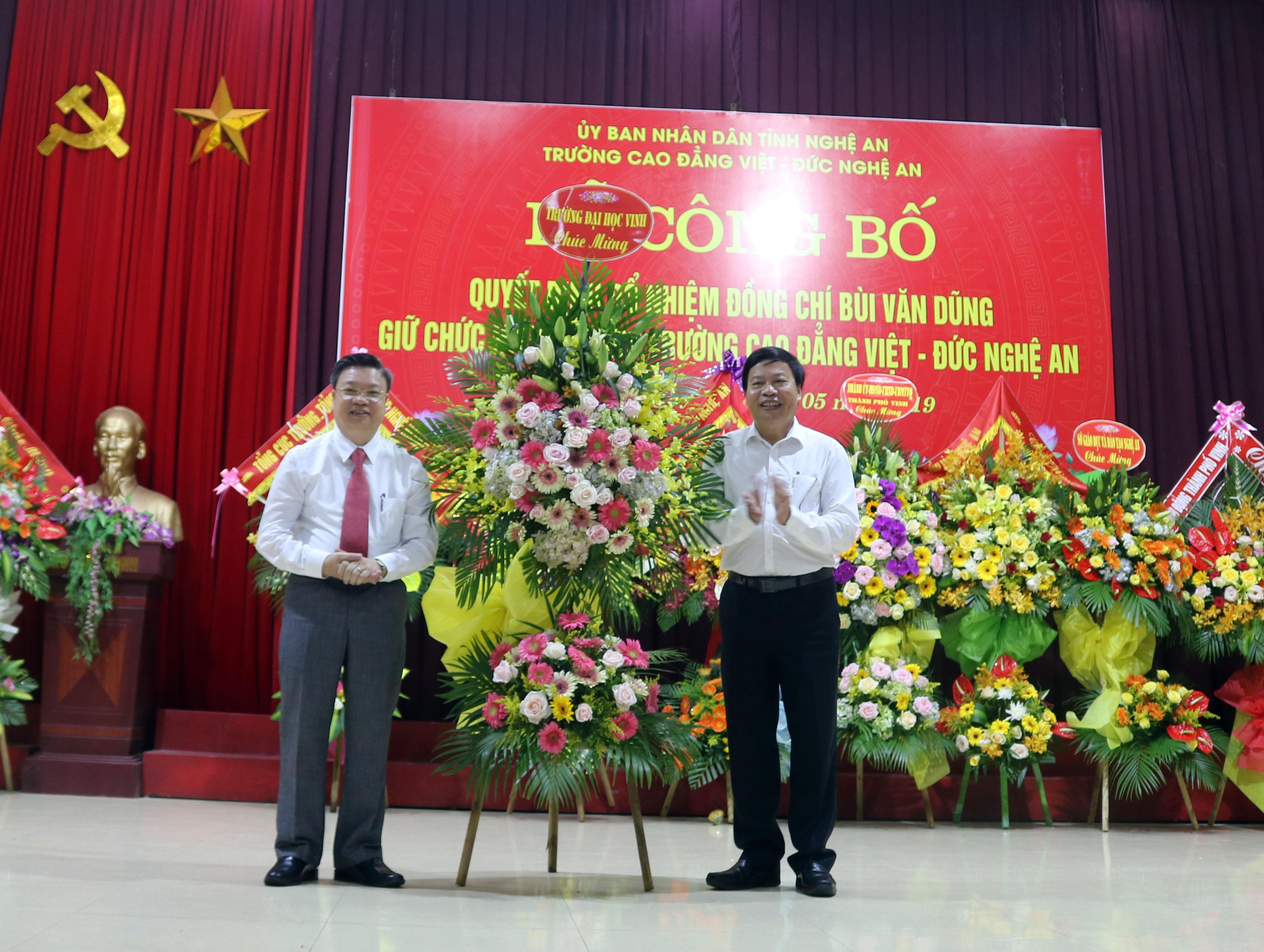 Trường Đại học Vinh chúc mừng PGS.TS Bùi Văn Dũng. Ảnh: Mỹ Hà