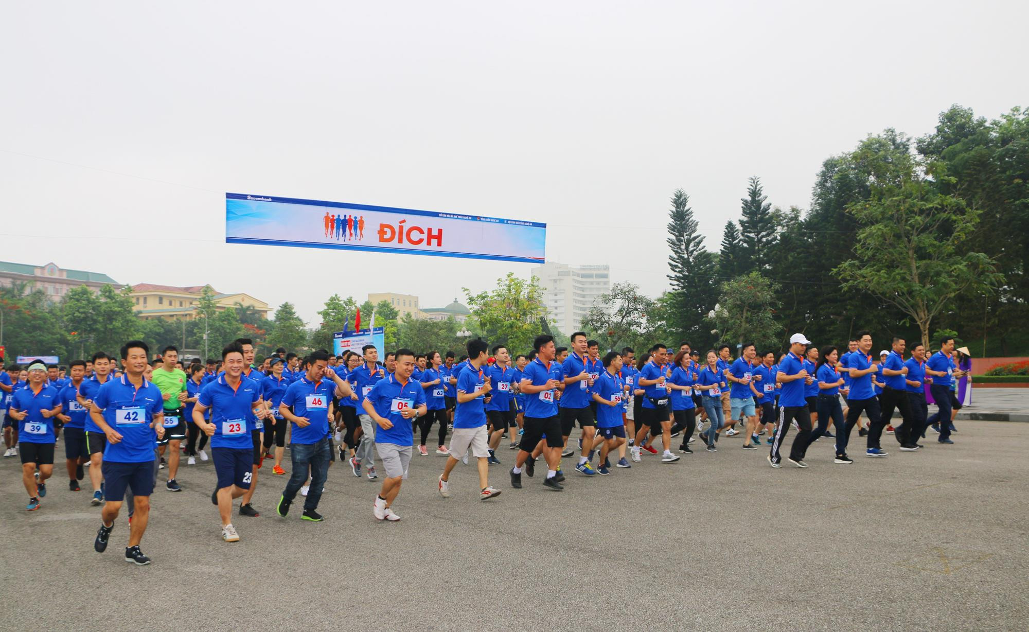Trước khi vào thi đấu, các thành viên Ban tổ chức, các trường đoàn và các Vận động viên chạy cổ vũ vì cộng đồng. Ảnh: Nguyễn Hải