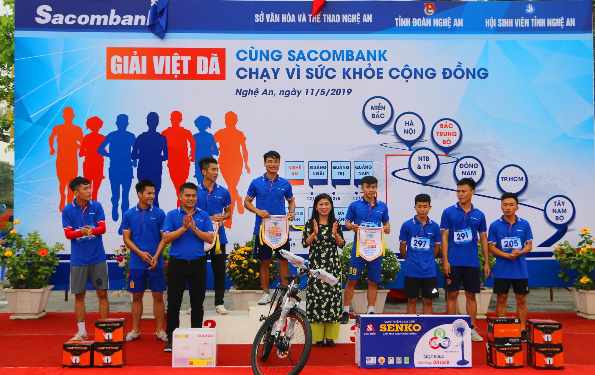 Ban tổ chức trao giải Nhất, Nhì, Ba và các phần thưởng cho Vận động viên đạt thành tích cao tại cự ly 1.000 m dành cho nam sinh viên các Trường ĐH, CĐ. Ảnh: Nguyễn Hải