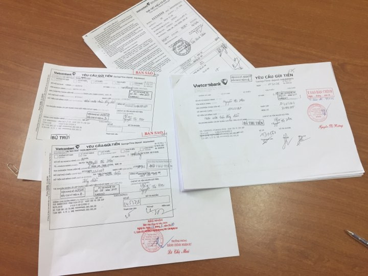 Các giấy tờ thể hiện giao dịch của khách hàng Nguyễn Thị Hoa tại Ngân hàng Vietcombank. Ảnh: T.N