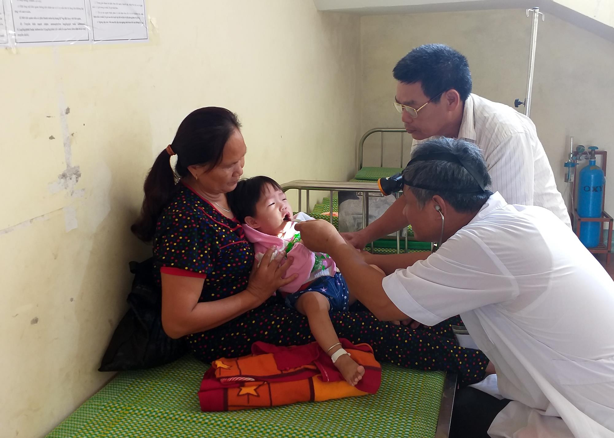 Khám chữa bệnh cho trẻ tại Trạm y tế xã Kim Liên. Ảnh: Thành Chung