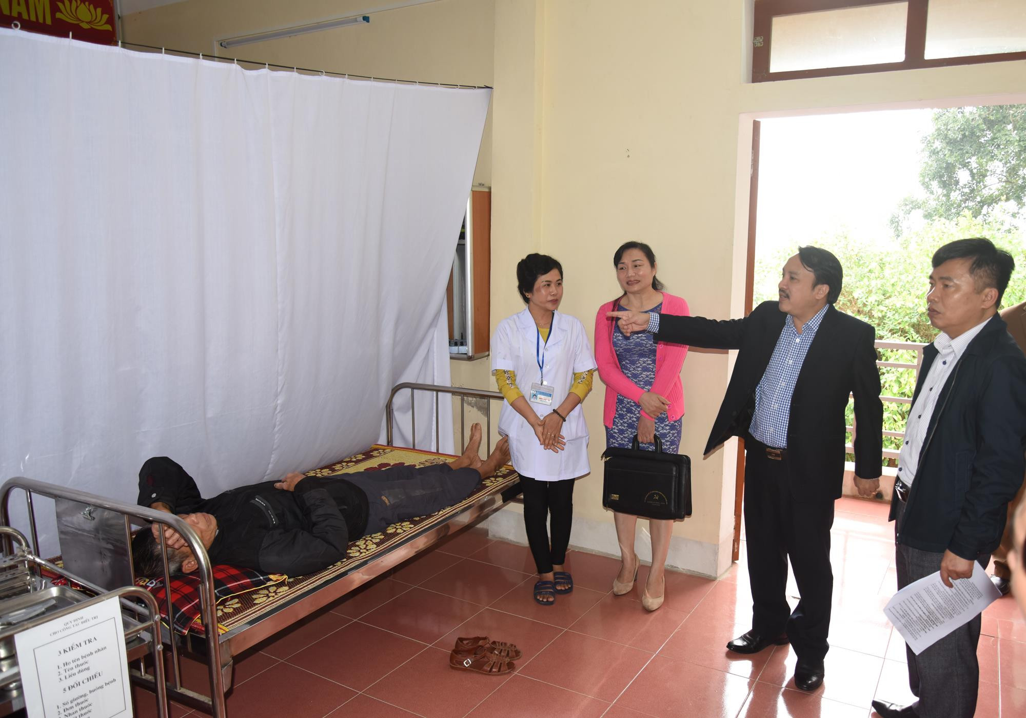 Lãnh đạo sở y tế kiểm tra tiến độ xây dựng mô hình điểm tại Trạm y tế xã Khánh Sơn. Ảnh: Thành Chung