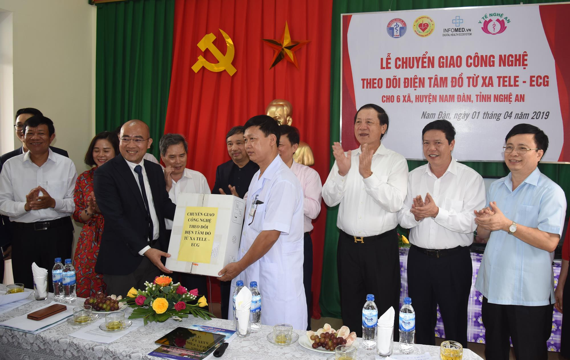 Trạm Y tế Nam Thái, huyện Nam Đàn nhận công nghệ được chuyển giao từ Cục Công nghệ Thông tin Bộ Y tế. Ảnh: Thành Chung