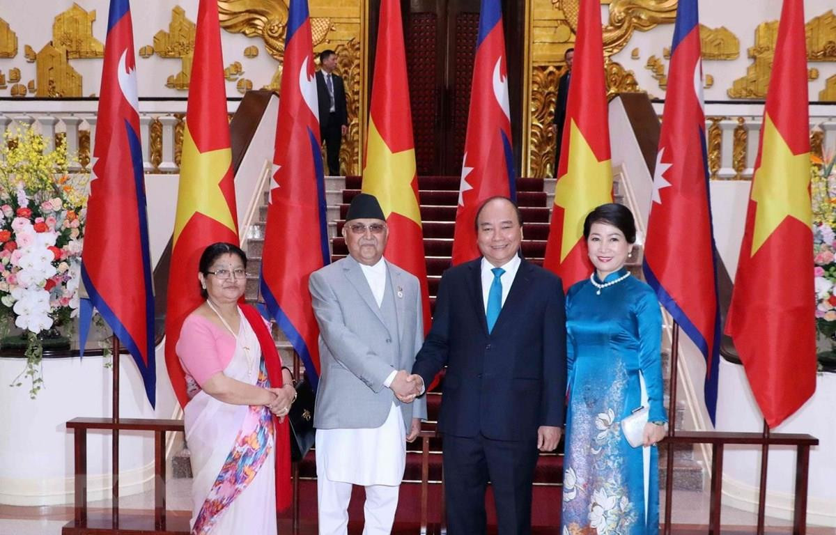 Thủ tướng Nguyễn Xuân Phúc cùng phu nhân và Thủ tướng Nepal K.P. Sharma Oli cùng phu nhân chụp ảnh chung tại Trụ sở Chính phủ, trước khi tiến hành hội đàm. Ảnh: Văn Điệp/TTXVN