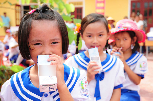 Trẻ em uống sữa thuộc chương trình Sữa học đường