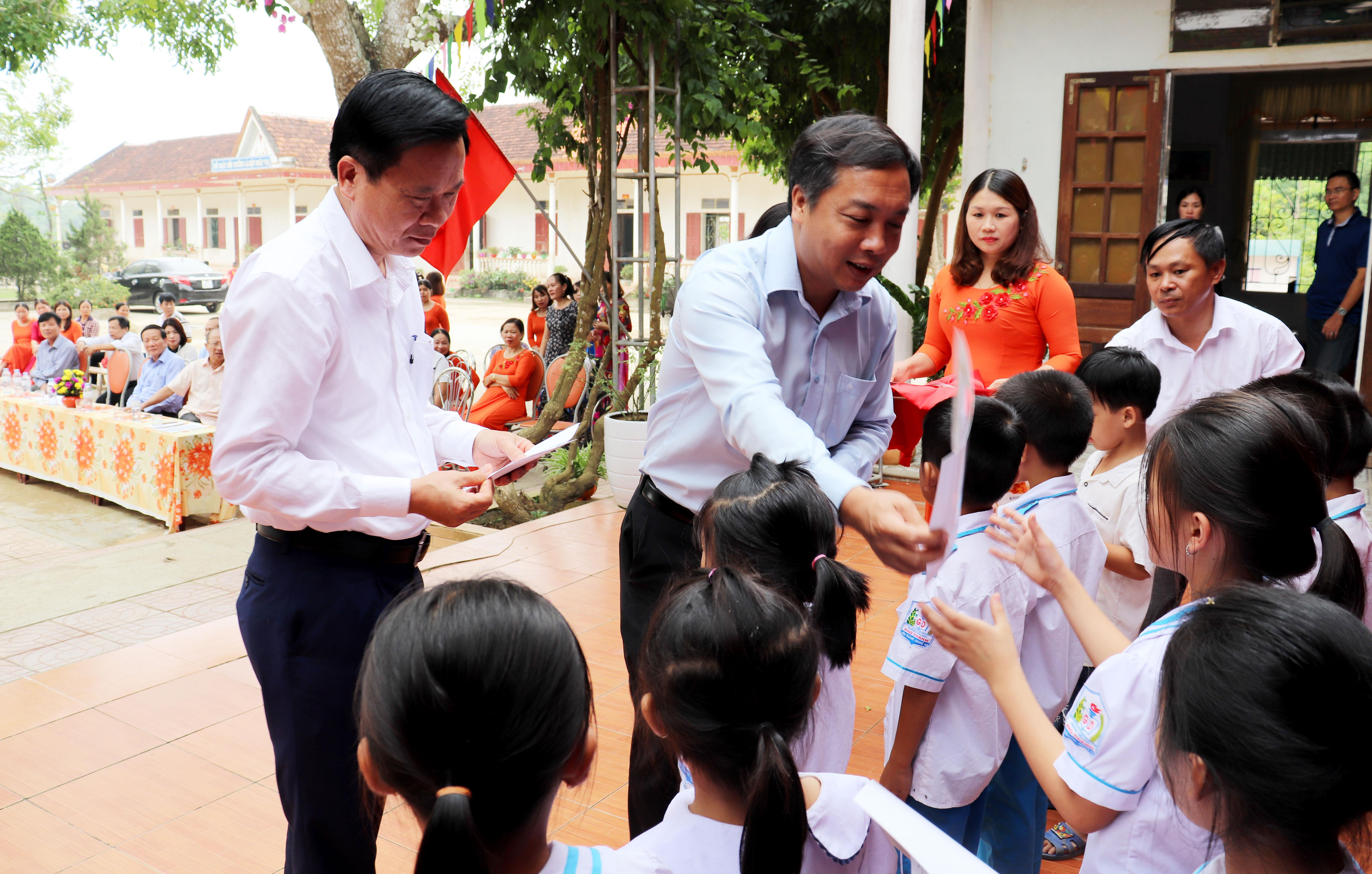 Trao học bổng cho học sinh nghèo ở Yên Thành. Ảnh: Thái Hồng