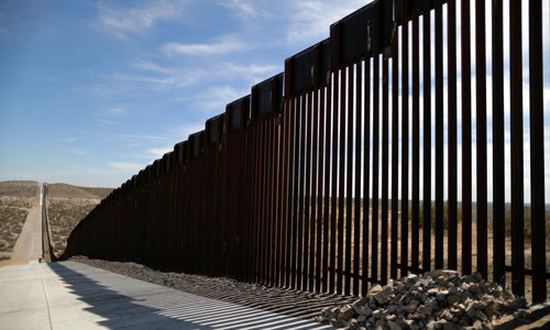Một đoạn hàng rào mới ở biên giới Mỹ - Mexico tại bang New Mexico, Mỹ hồi tháng 3. Ảnh: Reuters.