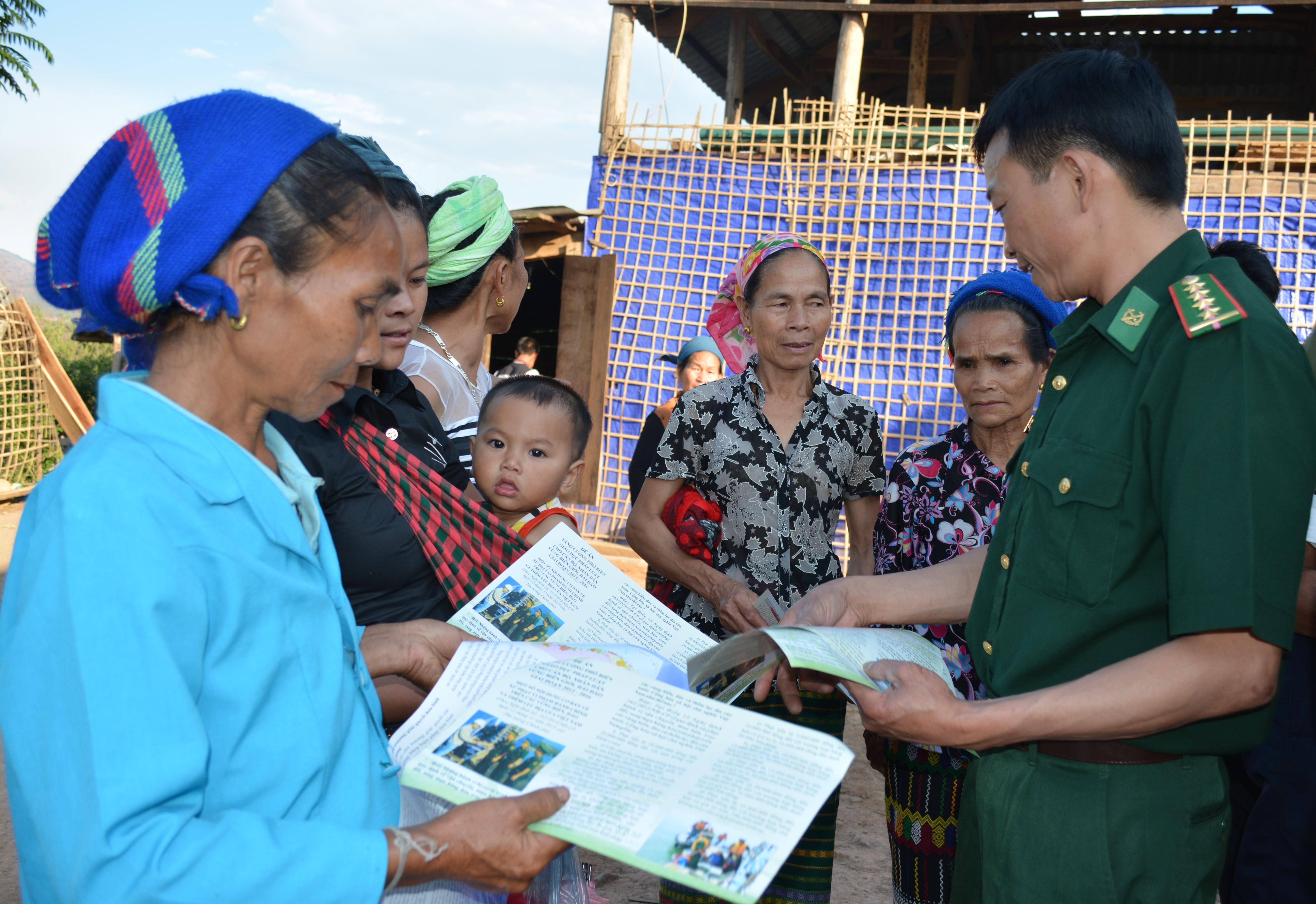 BĐBP Nghệ An phát tờ rơi tuyên truyền phòng chống di cư cho phụ nữ vùng biên. Ảnh tư liệu minh họa