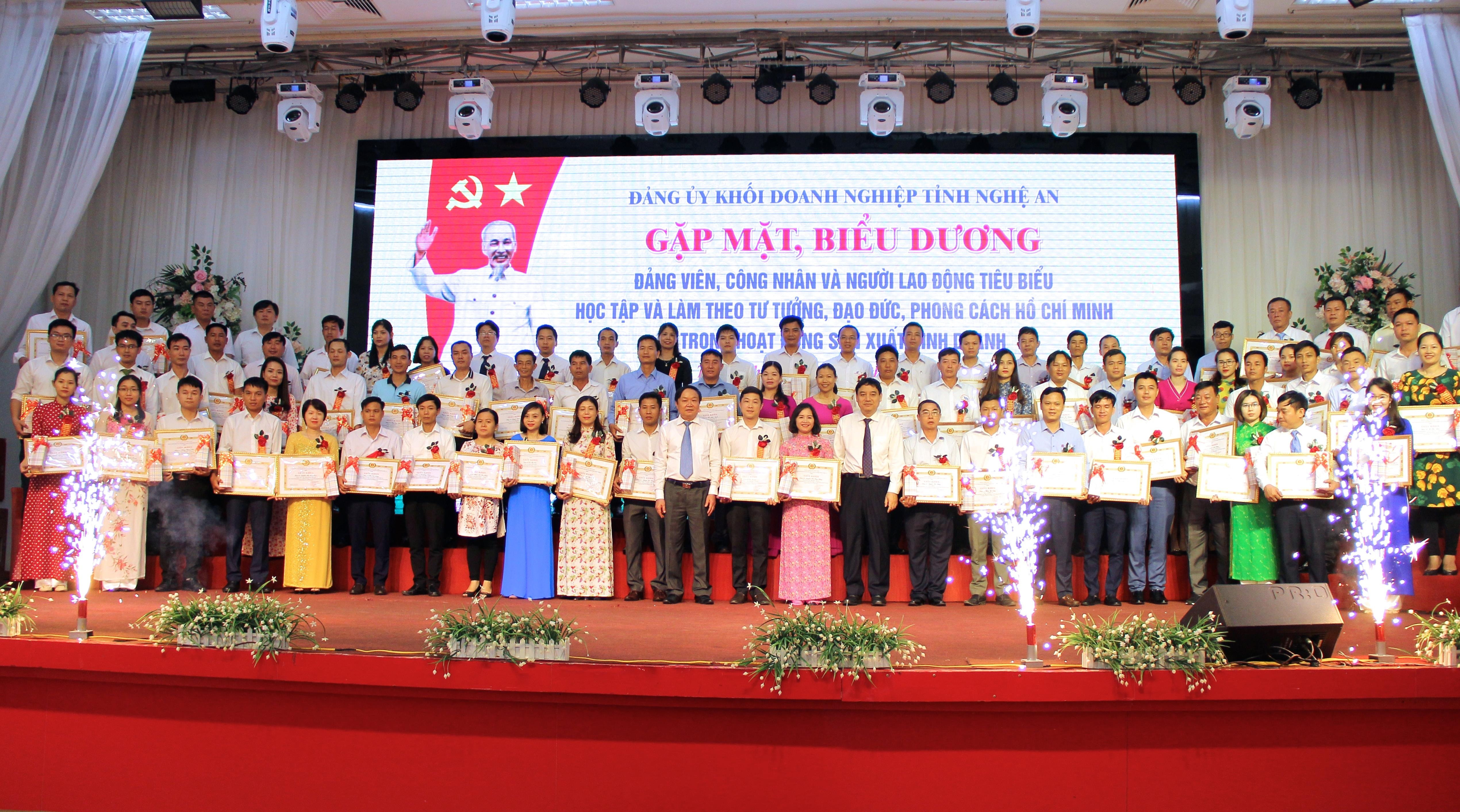87 cá nhân được biểu dương vì có thành tích xuất sắc trong việc thực hiện Chỉ thị 05. Ảnh: Mỹ Nga 