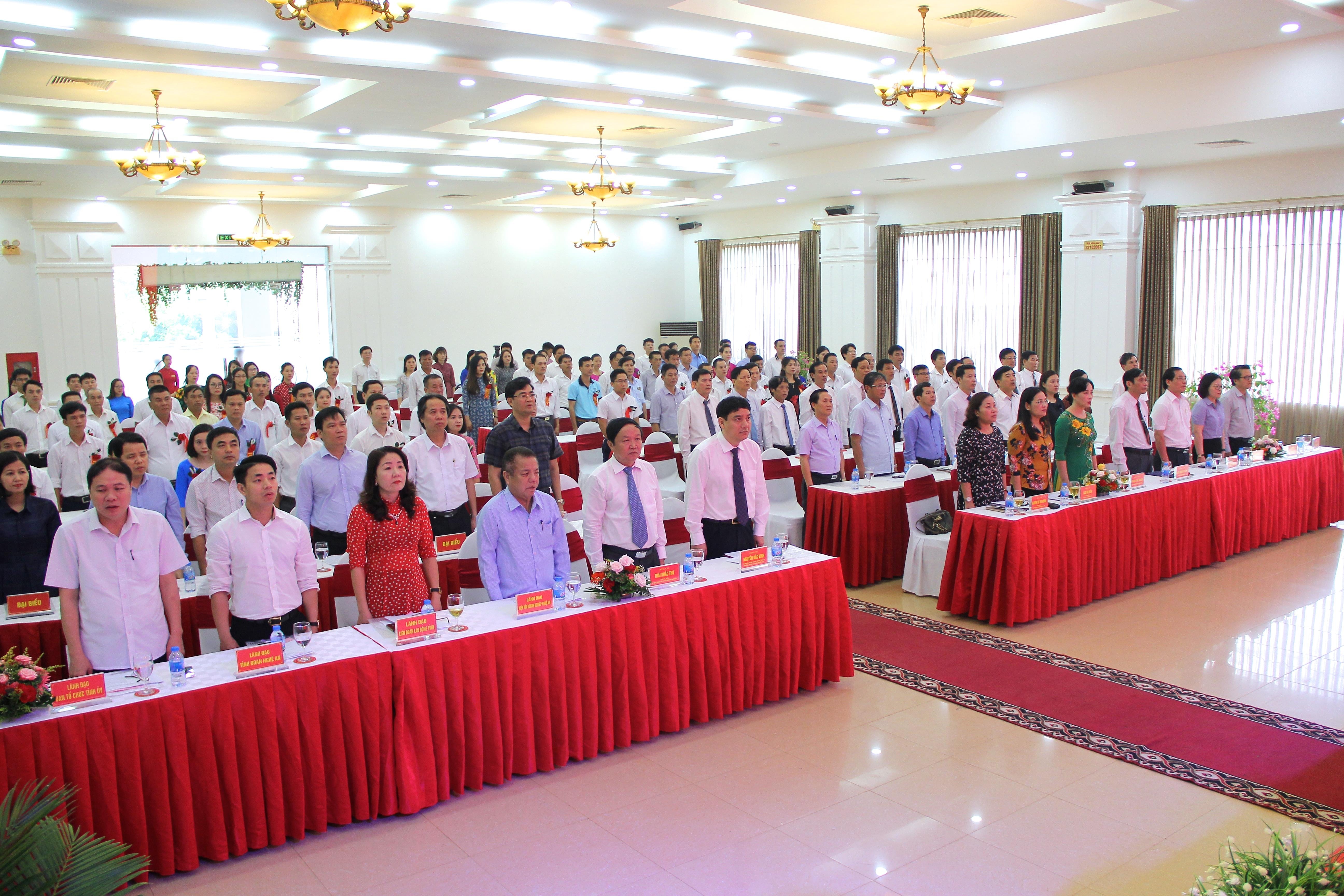 Tham dự có đồng chí Nguyễn Đắc Vinh – Ủy viên Ban Chấp hành Trung ương Đảng, Bí thư Tỉnh ủy; các đồng chí trong Ban Thường vụ Tỉnh ủy: Cao Thị Hiền – Phó Chủ tịch HĐND tỉnh, Nguyễn Thị Thu Hường – Trưởng Ban Tuyên giáo Tỉnh ủy; đồng chí Thái Khắc Thư – Bí thư Đảng ủy Khối Doanh nghiệp