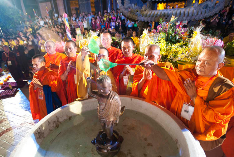 Nghi lễ Tắm Phật tại Vesak 2014 ở Việt Nam. Ảnh: Mai Uyên
