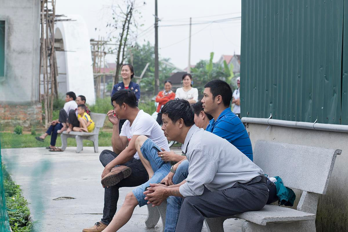 Các phụ huynh của huyện Nghi Lộc chăm chú theo dõi con em tập luyện. Ảnh: Sỹ Hiếu