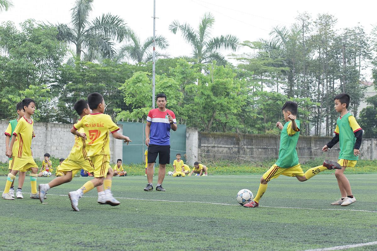 Thầy và trò của đội NĐ Nghi Lộc tích cực chuẩn bị cho Giải bóng đá TN-NĐ Cúp Báo Nghệ An năm 2019 với quyết tâm cao. Ảnh: Sỹ Hiếu