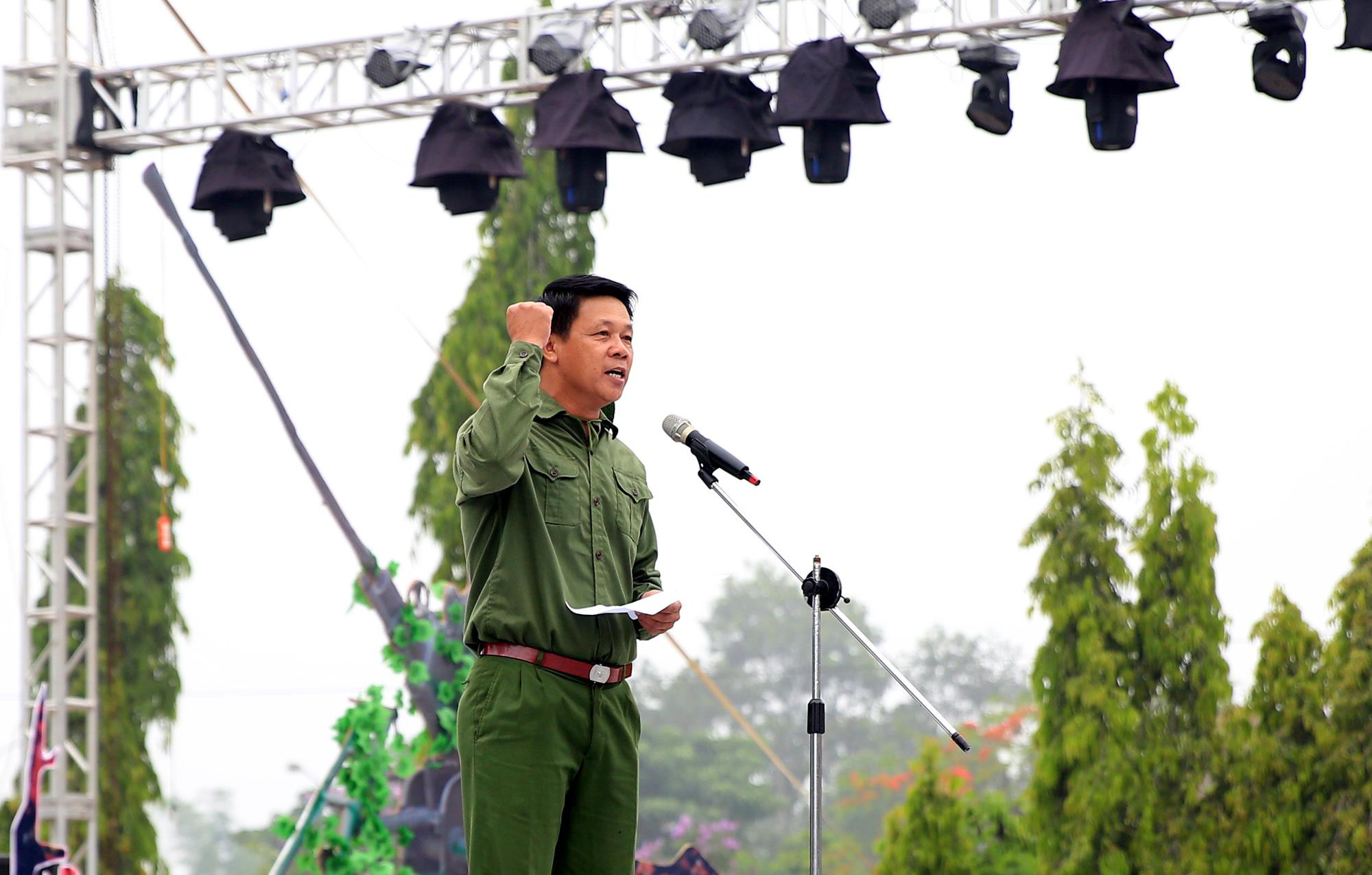 Tuyên truyền viên Nguyễn Phú - Đội Tuyên truyền lưu động tỉnh Bình Định đọc lời tuyên thệ. Ảnh: Hồ Phương