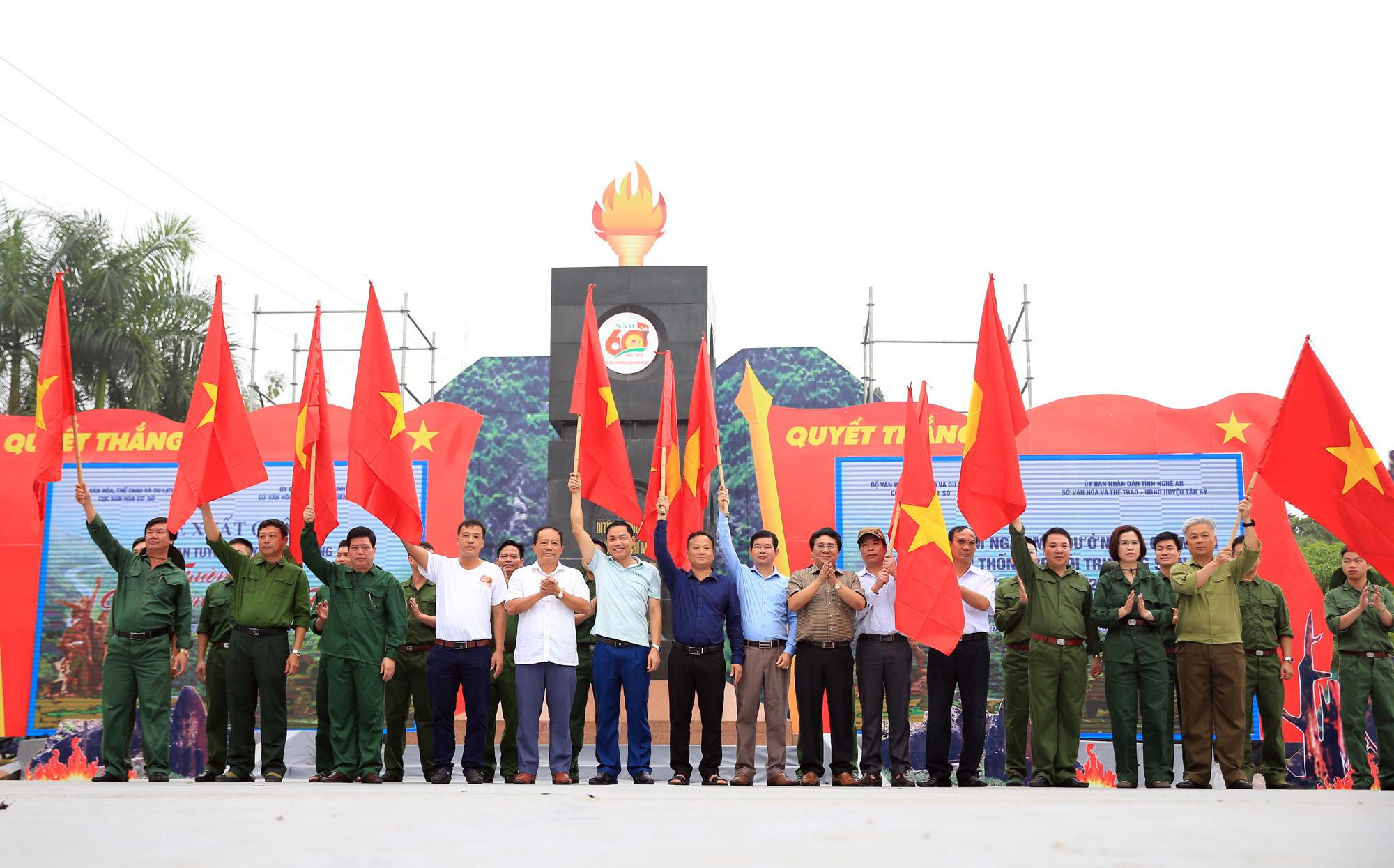 Lãnh đạo Cục Văn hóa cơ sở, Sở Văn hóa và Thể thao và huyện Tân Kỳ trao cho các Đội trước giờ xuất quân. Ảnh: Hồ Phương.
