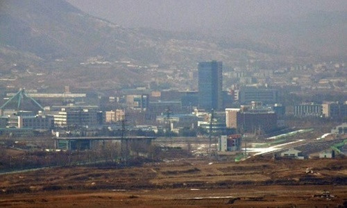 Khu công nghiệp Kaesong nhìn từ thành phố biên giới Paju, Hàn Quốc. Ảnh: AFP.