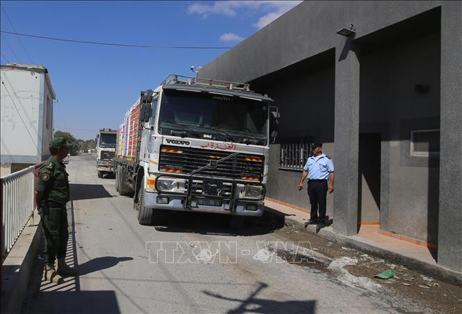 Xe tải chở hàng hóa tại cửa khẩu Kerem Shalom ở thành phố Rafah, Dải Gaza. Ảnh: THX/TTXVN