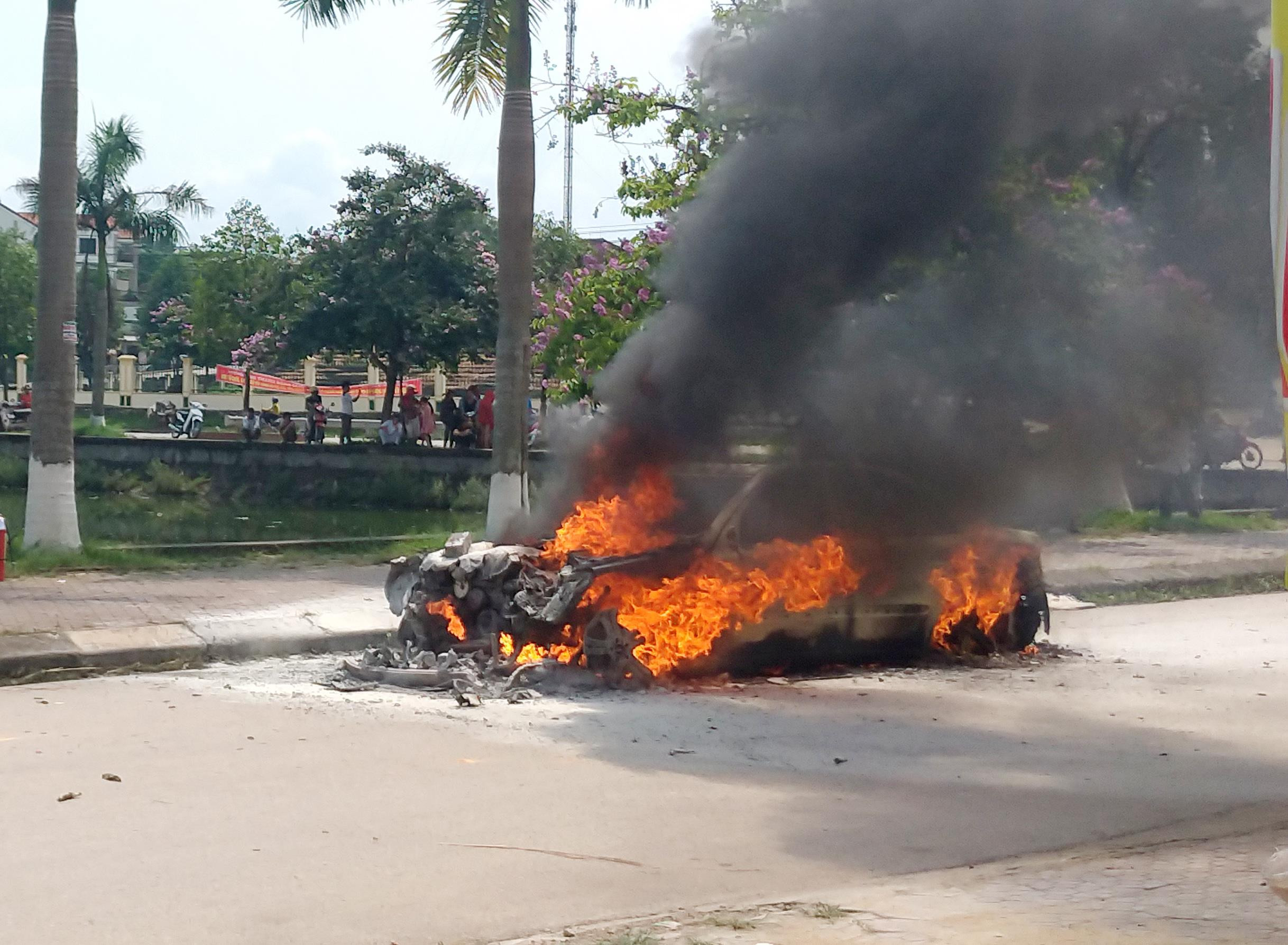 Ngọn lửa bốc cháy dữ dội khiến chiếc xe ô tô chìm trong biển lửa. Ảnh: Thành Trung