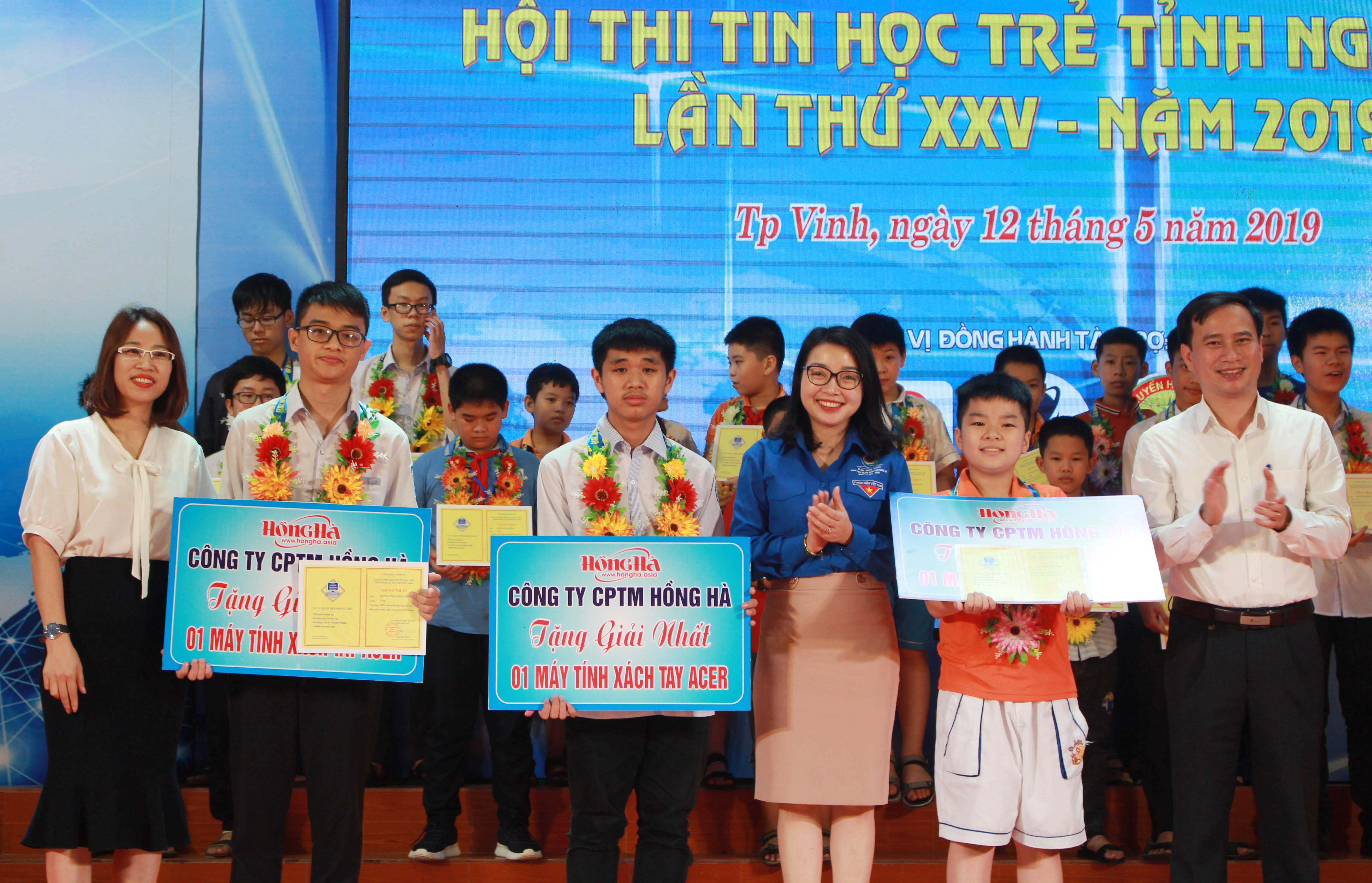 Ban Tổ chức trao giải cho học sinh đạt giải Nhất phần thi kỹ năng lập trình trên máy tính. Ảnh: Phương Thúy