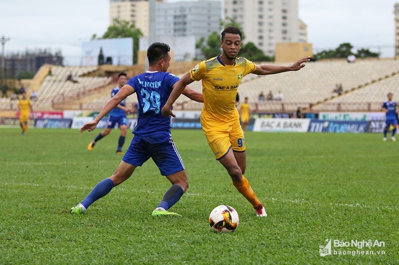 Giai đoạn 2 V.League 2018, Jeremie Lynch (vàng) khoác áo SLNA. Ảnh tư liệu