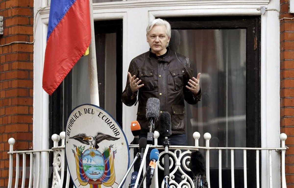 Nhà sáng lập WikiLeaks Julian Assange tại Đại sứ quán Ecuador ở London (Anh) tháng 5/2017. (Ảnh: AFP/TTXVN)