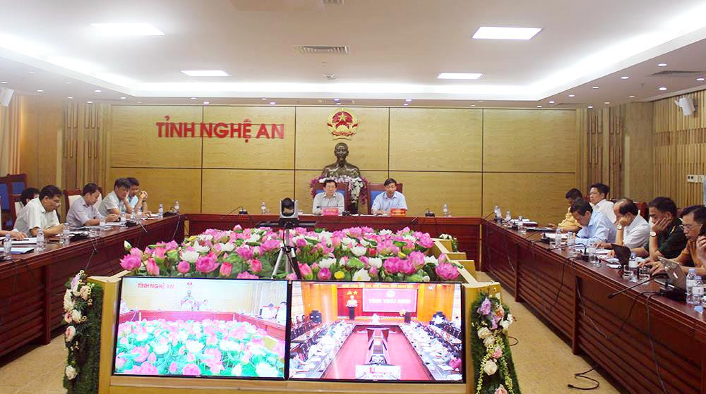 Đồng chí Đinh Viết Hồng, Phó Chủ tịch UBND tỉnh chủ trì tại điểm cầu Nghệ An. Ảnh: Phú Hương