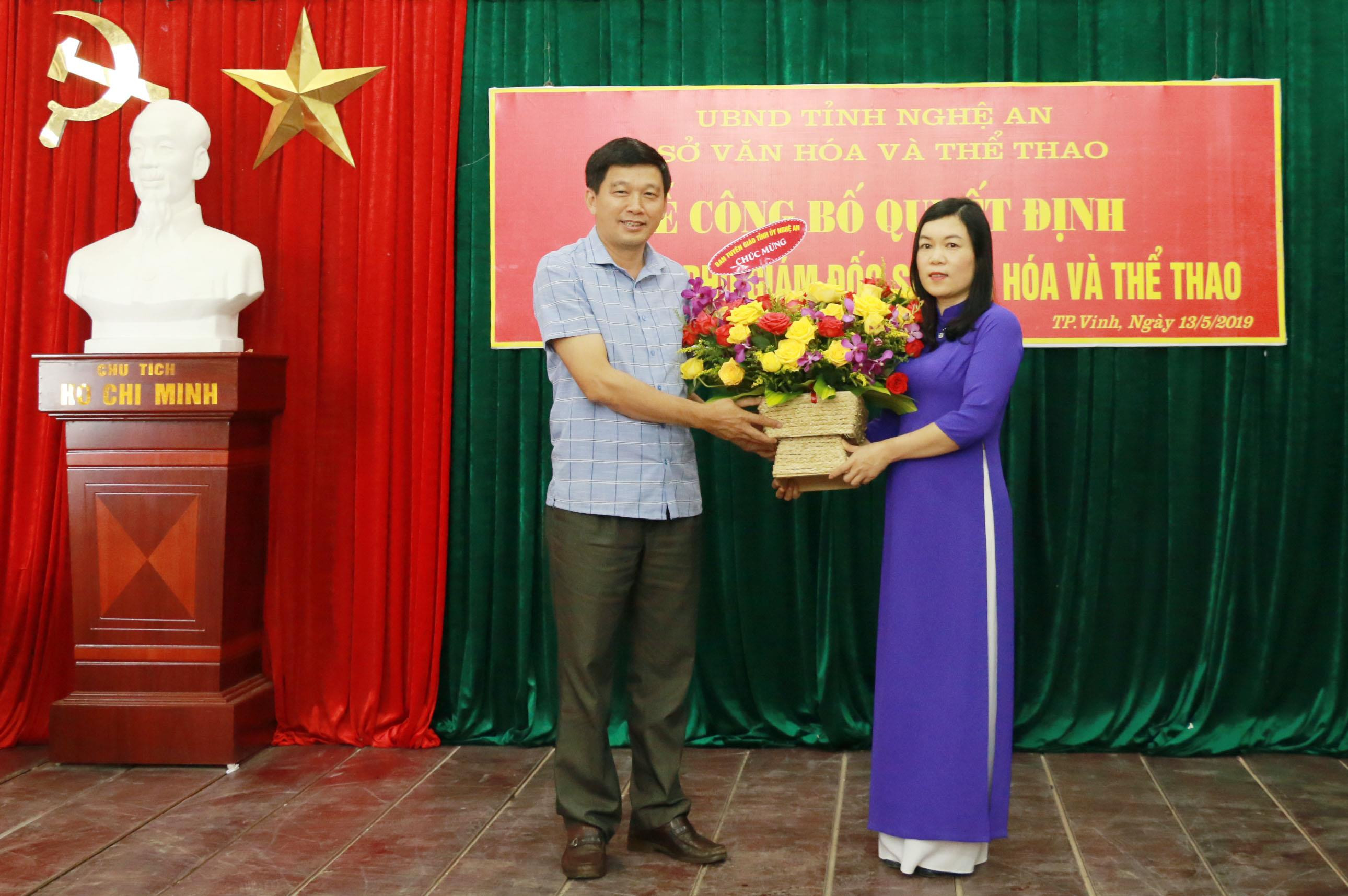 Đồng chí Kha Văn Tám tặng họa chúc mừng Phó Giám đốc Sở Văn hóa và Thể thao. Ảnh: Mỹ Hà