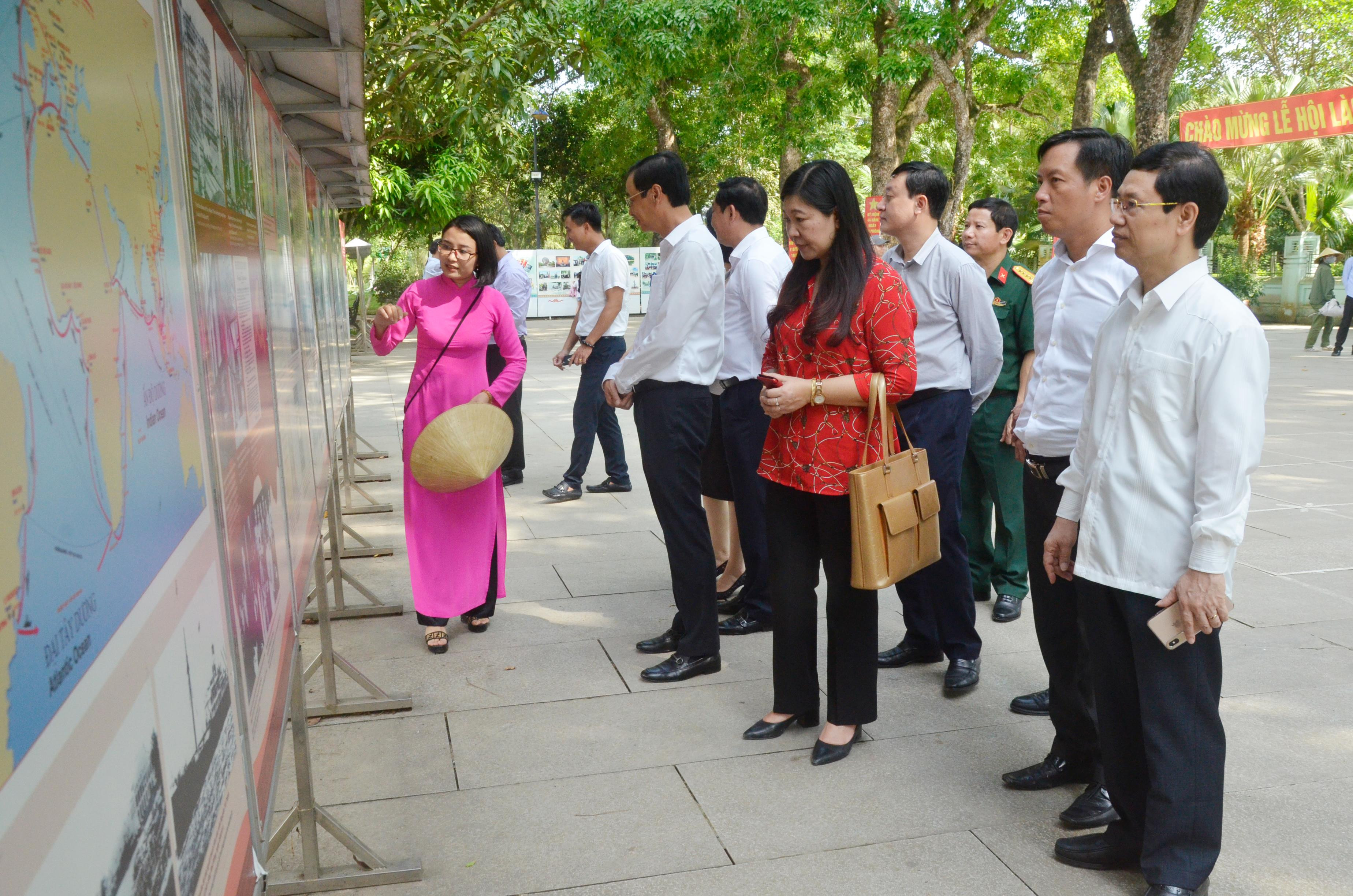 Các đại biểu tham quan triển lãm tranh về cuộc đời hoạt động cách mạng của Chủ tịch Hồ Chí Minh được trưng bày tai Khu Di tích Kim Liên. Ảnh: Thanh Lê