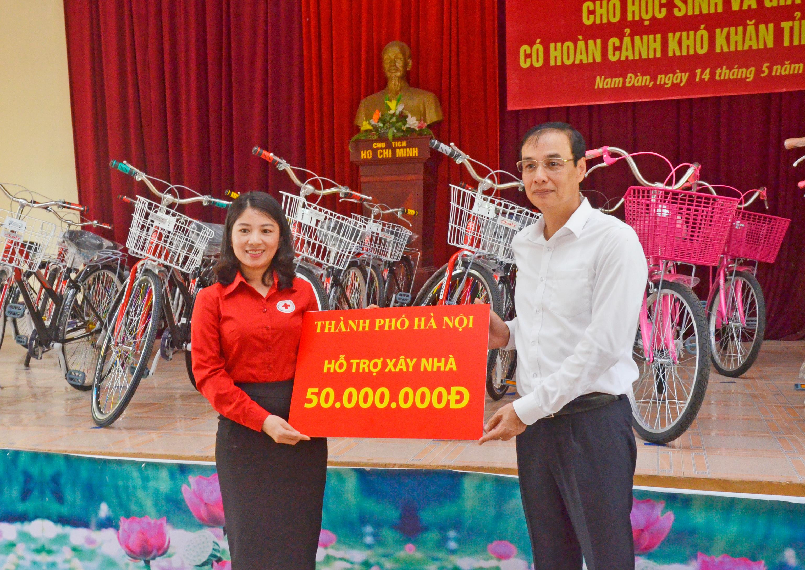 Thông qua Hôi chữ thập đỏ tỉnh, thành phố Hà Nội trao tăng 50 triệu đồng hỗ trợ gia đình ông xây nhà. Ảnh: Thanh Lê